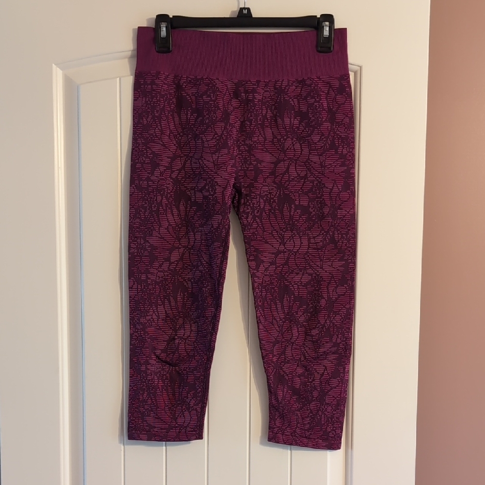Fabletics Seamless Printed Capri in Burgundy Passion Pink